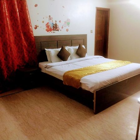 Luxury Living Rooms Near Agha Khan, Millennium, Nueplex Karachi Buitenkant foto