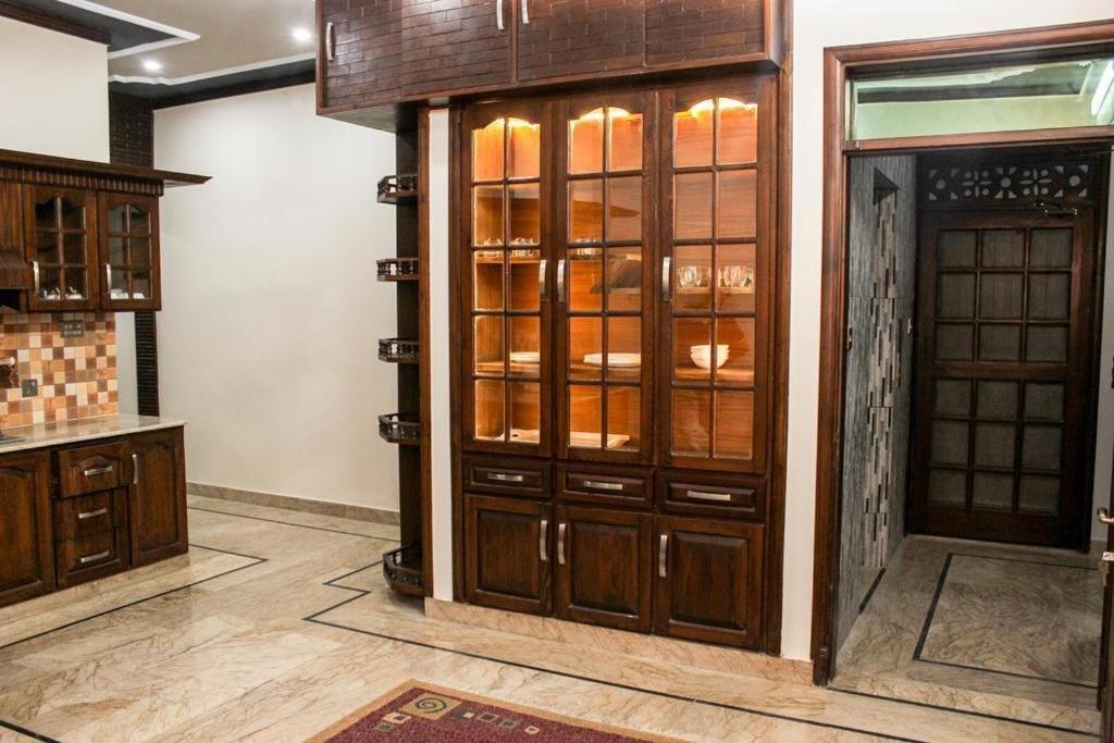 Luxury Living Rooms Near Agha Khan, Millennium, Nueplex Karachi Buitenkant foto