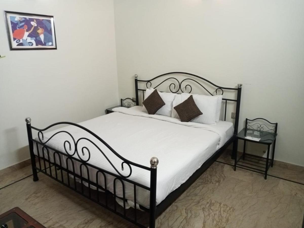 Luxury Living Rooms Near Agha Khan, Millennium, Nueplex Karachi Buitenkant foto