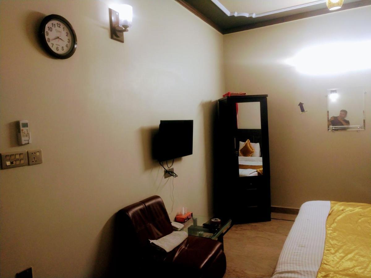 Luxury Living Rooms Near Agha Khan, Millennium, Nueplex Karachi Buitenkant foto