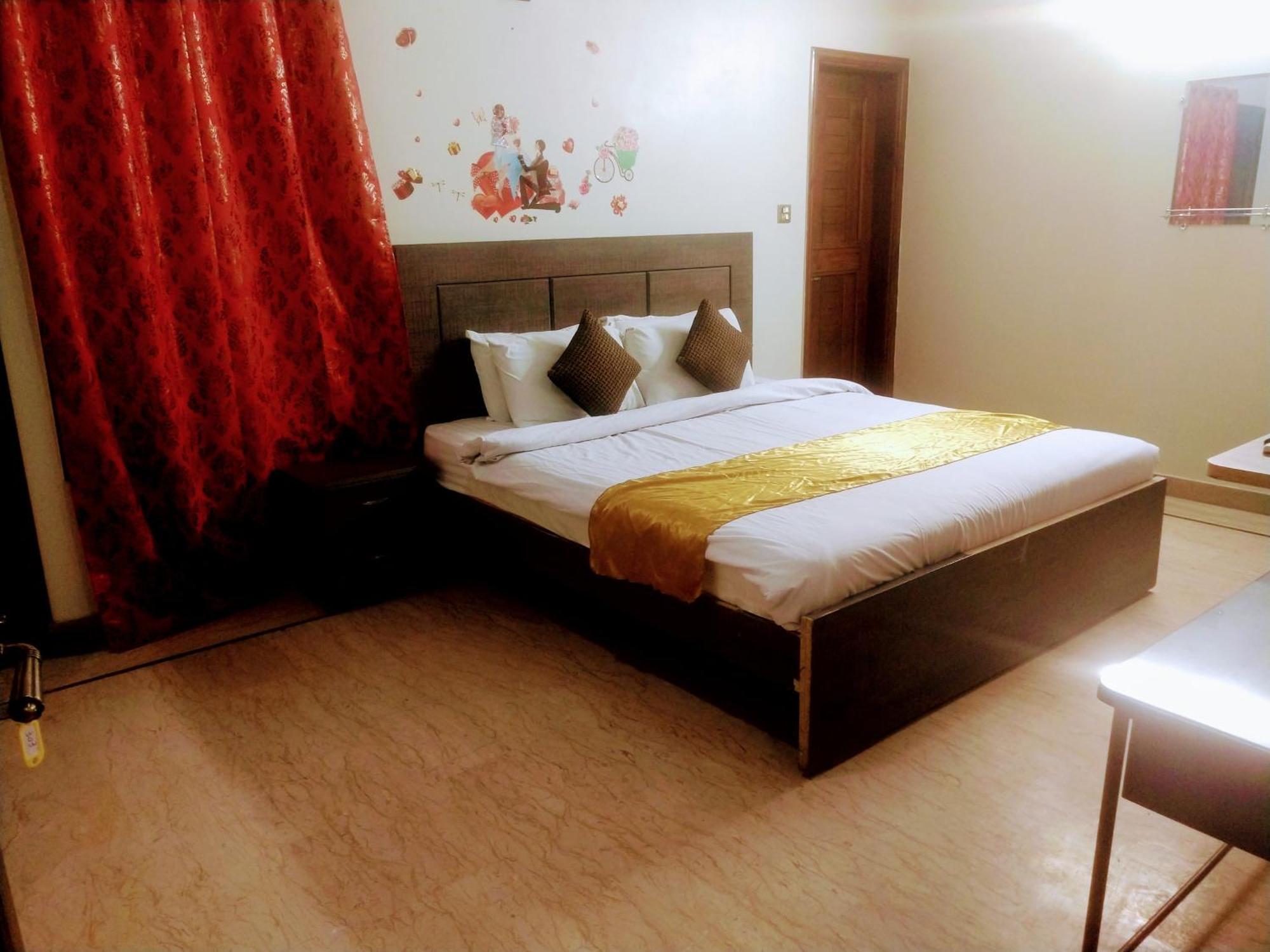 Luxury Living Rooms Near Agha Khan, Millennium, Nueplex Karachi Buitenkant foto