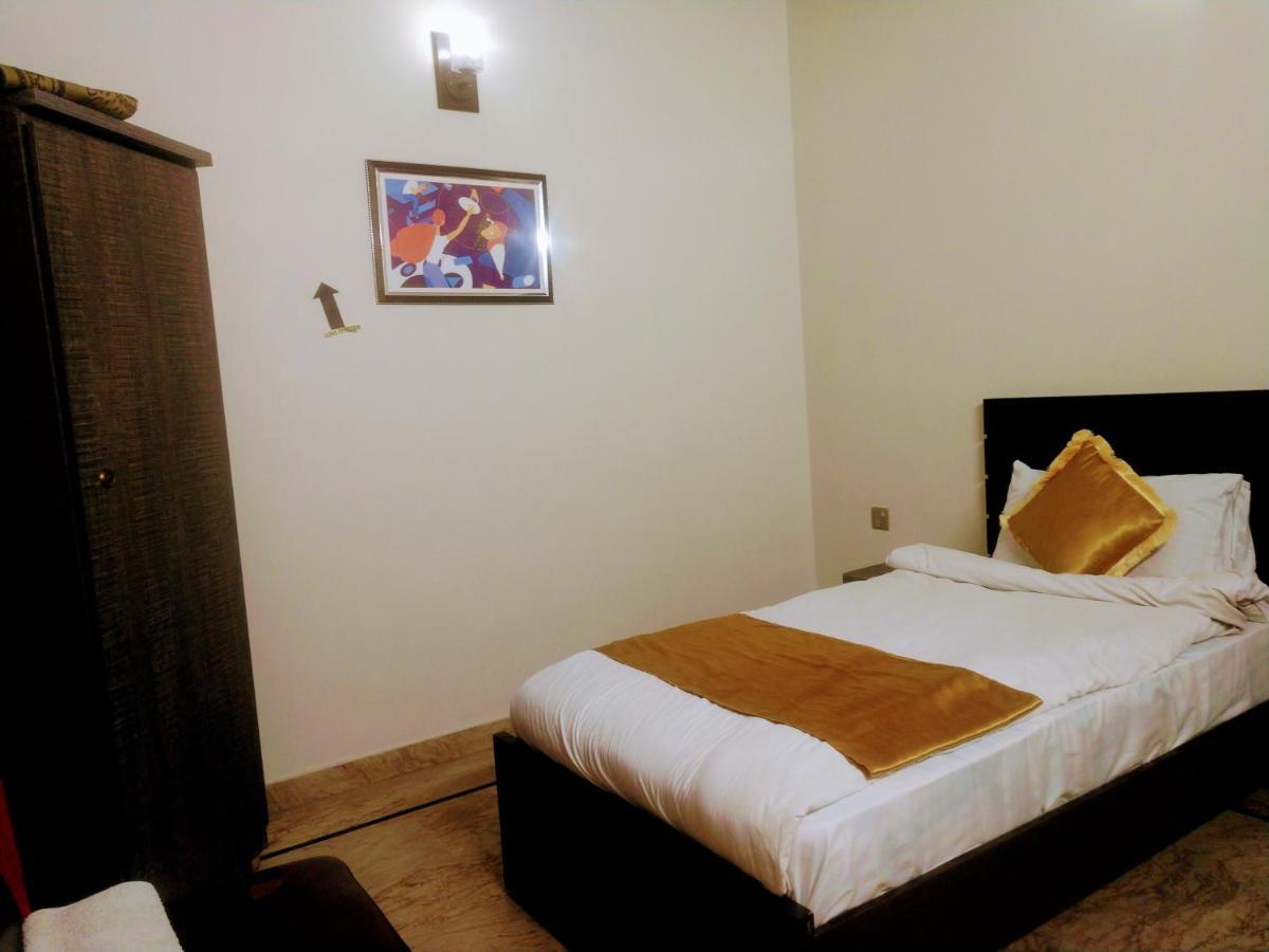 Luxury Living Rooms Near Agha Khan, Millennium, Nueplex Karachi Buitenkant foto