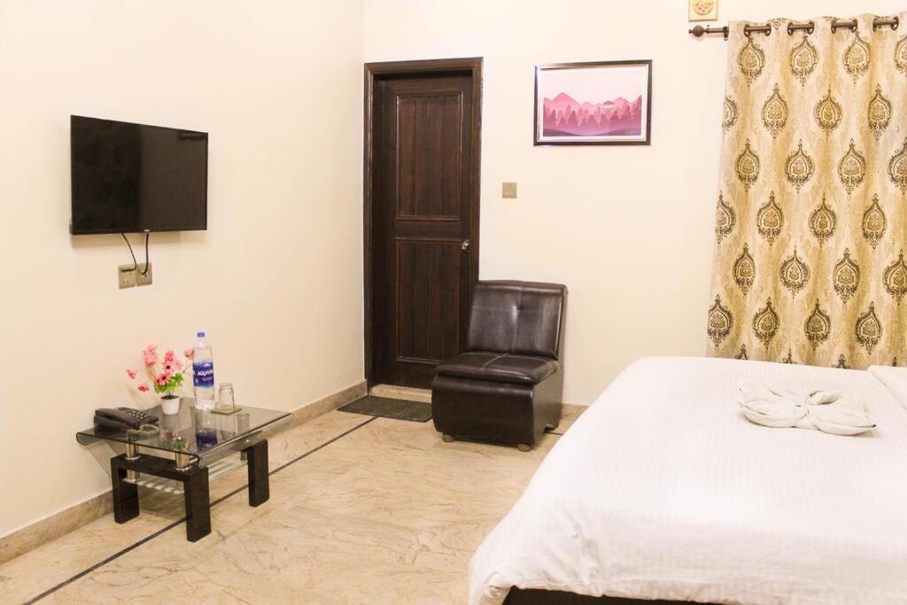 Luxury Living Rooms Near Agha Khan, Millennium, Nueplex Karachi Kamer foto