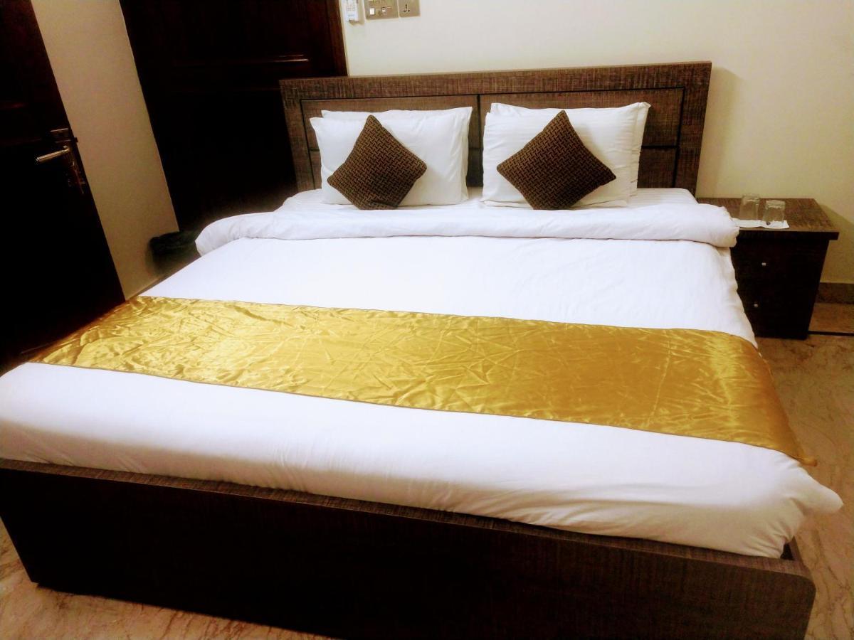 Luxury Living Rooms Near Agha Khan, Millennium, Nueplex Karachi Kamer foto